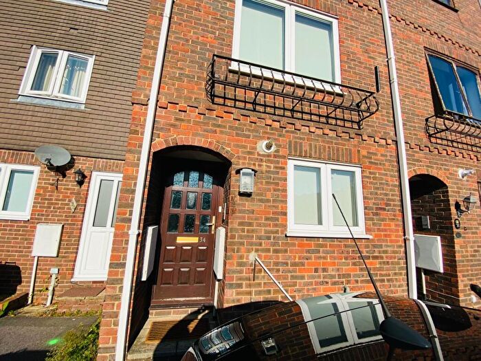 4 Bedroom Town House To Rent In Berkeley Close, Polygon, SO15