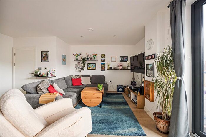 2 Bedroom Flat For Sale In Fairfield Road, Bow, E3