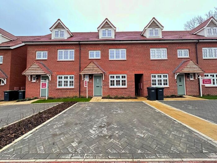 4 Bedroom Town House To Rent In Armstrong Road, Luton, Bedfordshire, LU2