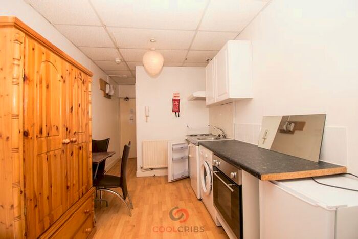 Studio To Rent In Kember Street, Islington, London, N1