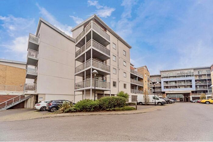 2 Bedroom Flat For Sale In Kingfisher Meadow, Maidstone, ME16
