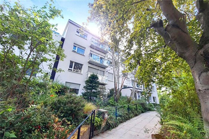 2 Bedroom Apartment For Sale In Crescent Road, London, N8