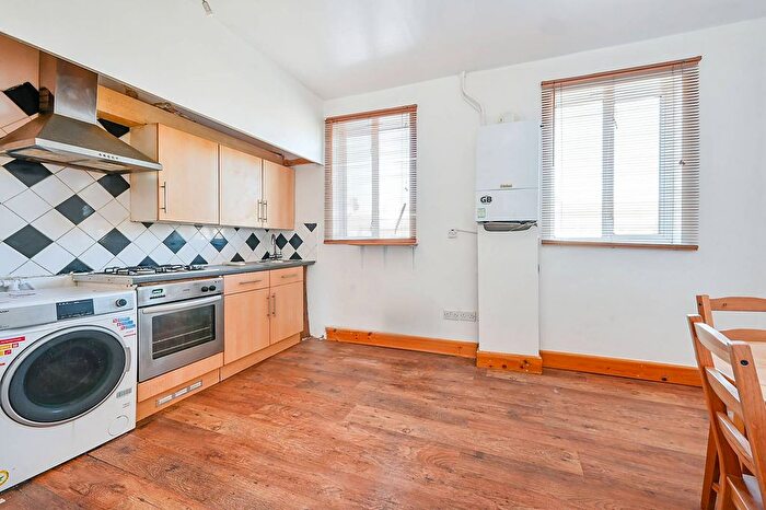3 Bedroom Flat To Rent In Mayfield Avenue, Ealing, London, W13