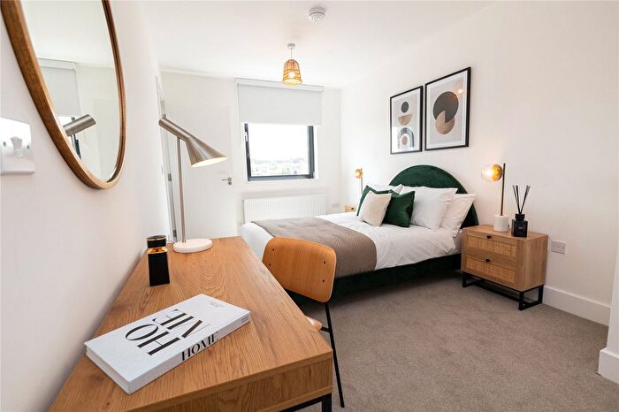 2 Bedroom Flat For Sale In Dock Road, Chatham, Kent, ME4