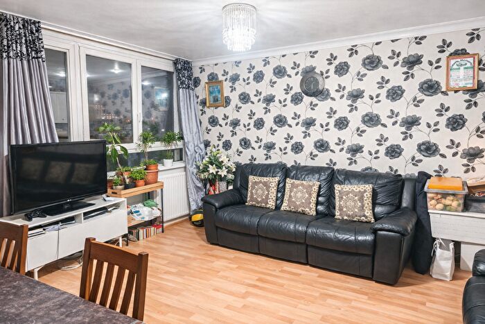 3 Bedroom Maisonette For Sale In Hanworth House, John Ruskin Street, SE5