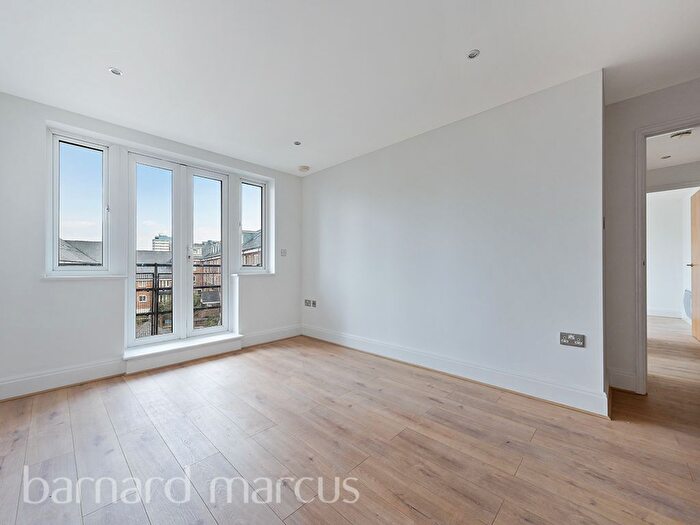 2 Bedroom Flat For Sale In High Street, Brentford, TW8