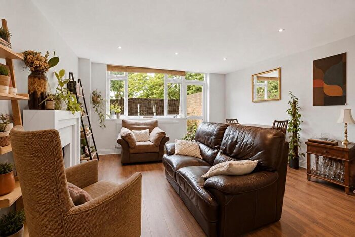 3 Bedroom Maisonette For Sale In Queen Adelaide Road, London, SE20