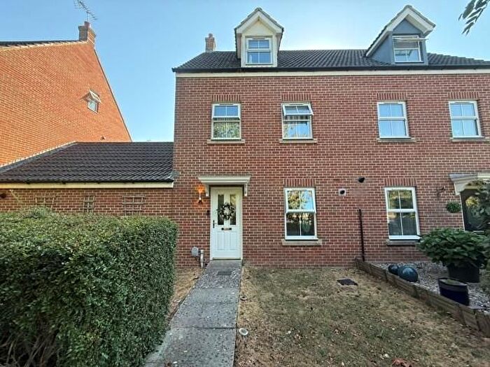 3 Bedroom Property To Rent In Oakhurst Way, Swindon, SN25