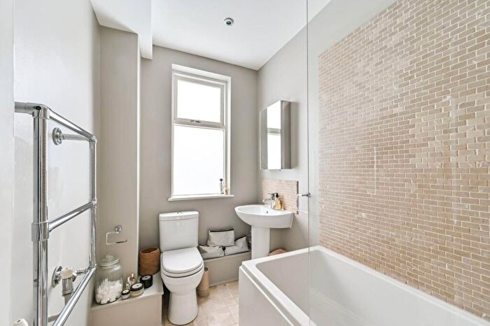 2 Bedroom Flat To Rent In Bolingbroke Grove, Wandsworth Common, London, SW11
