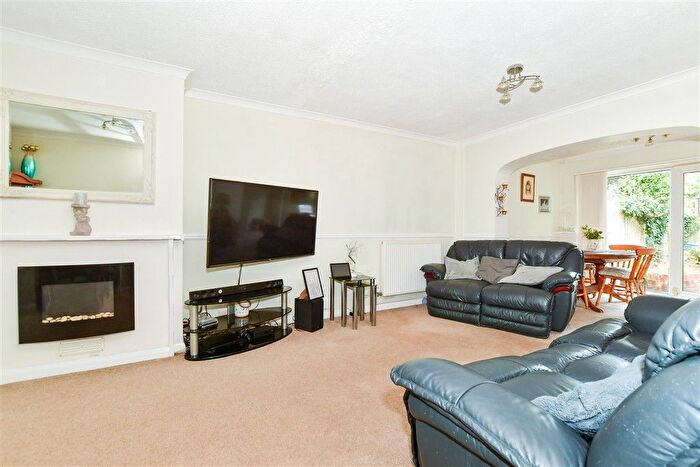 3 Bedroom Semi-Detached House For Sale In The Coppice, Aylesford, Kent, ME20