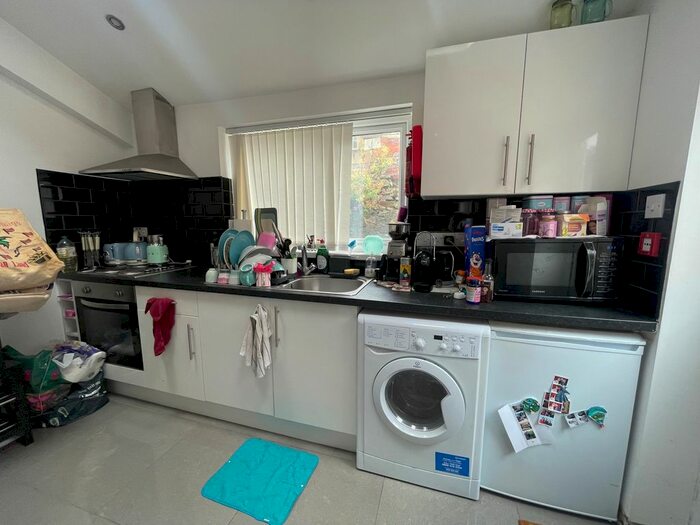 1 Bedroom Flat To Rent In Pen-Y-Lan Road, Roath, CF24
