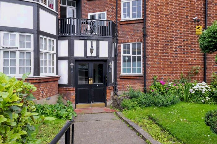 3 Bedroom Flat To Rent In Vernon Court, Child's Hill, London, NW2