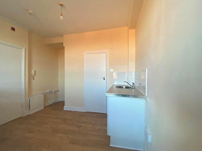 Studio To Rent In High Road, Willesden Green, NW10