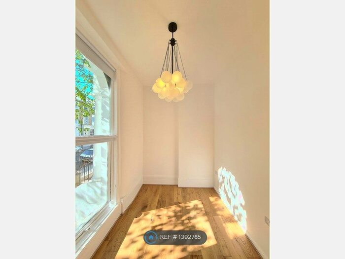 2 Bedroom Flat To Rent In Shepherds Bush, London, W12