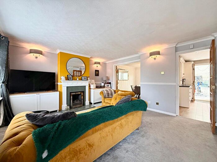 3 Bedroom Semi-Detached House For Sale In Turnpike Drive, Luton, LU3