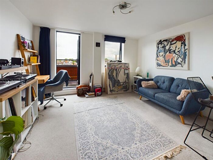 1 Bedroom Flat To Rent In London Road, Twickenham, TW1