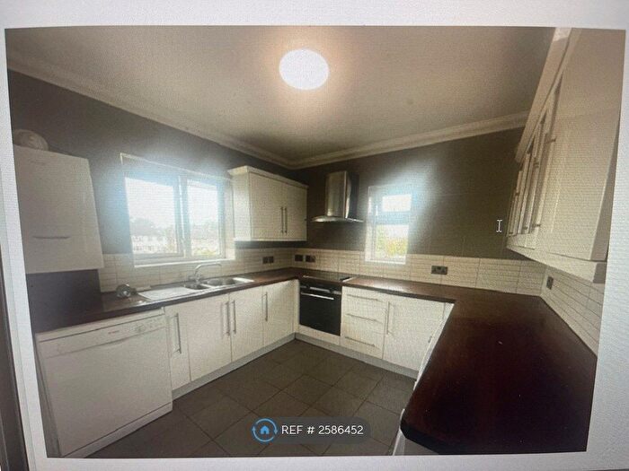 2 Bedroom Flat To Rent In Ravensbourne Gardens, Ilford, IG5