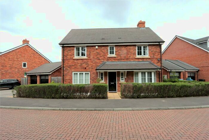 4 Bedroom Detached House To Rent In Warbler Road, Farnborough, Hampshire, GU14