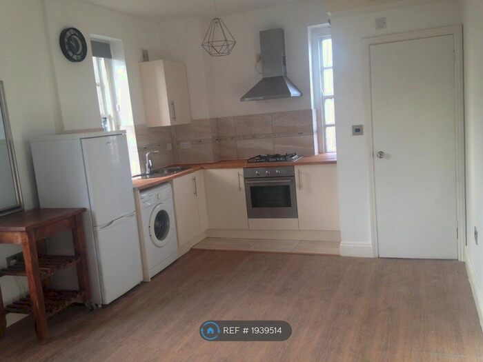 Studio To Rent In Hackney Road, London, E2