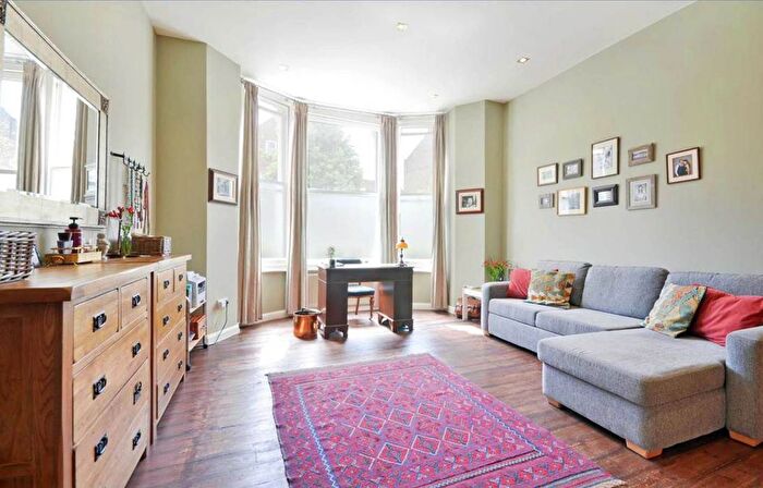 2 Bedroom Flat For Sale In Plympton Road, Kilburn, London, NW6