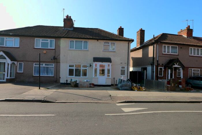 2 Bedroom Maisonette To Rent In Gantshill Crescent, Ilford, IG2