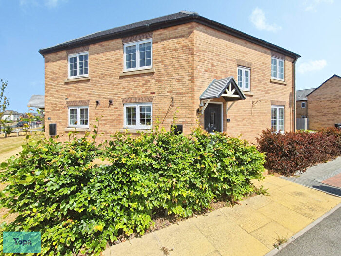 3 Bedroom Semi-Detached House For Sale In Violet Court, Rossington, Doncaster, DN11