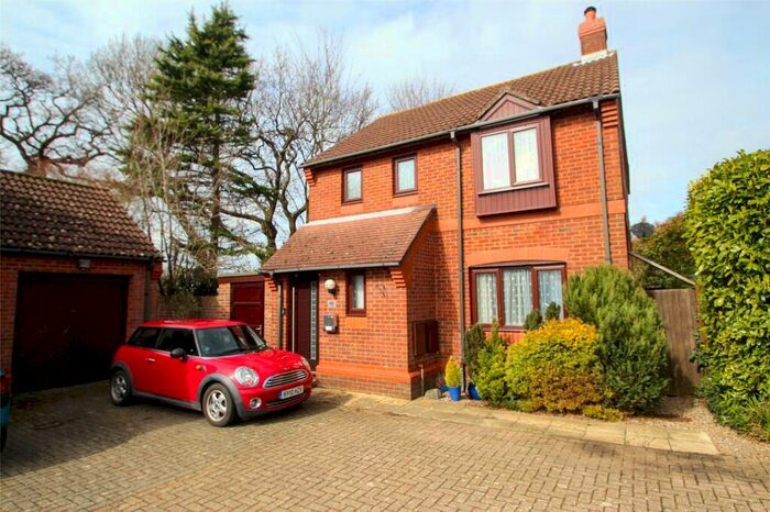 3 Bedroom Detached House For Sale In Barton Drive, Hamble, Southampton, Hampshire, SO31
