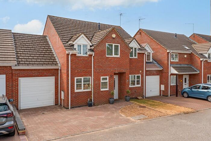 4 Bedroom Link Detached House For Sale In Deeble Road, Kettering, NN15