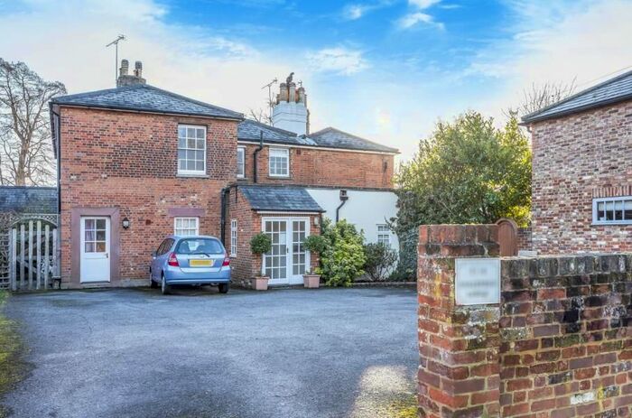 2 Bedroom Flat To Rent In Middle Hill, Englefield Green, Egham, TW20