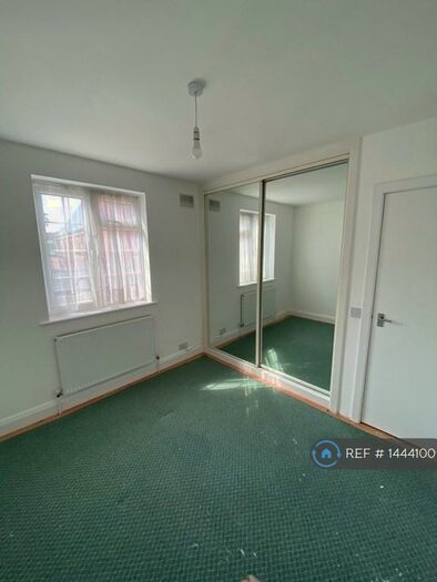3 Bedroom Flat To Rent In Tabor Court, Cheam Village, SM3