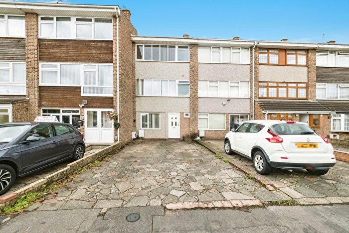 4 Bedroom Town House For Sale In Petworth Way, Hornchurch, RM12