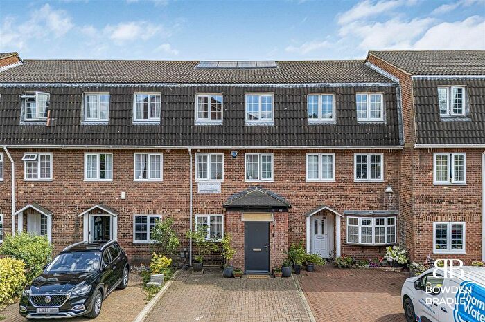 4 Bedroom Property For Sale In Regency Close, Chigwell, IG7