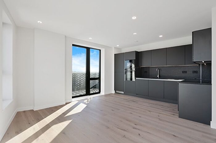 2 Bedroom Flat To Rent In Midlle Road, London, London, W7