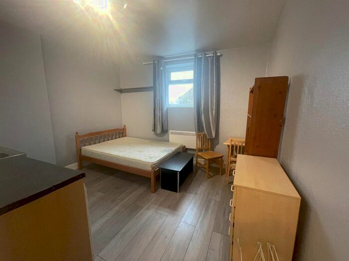 Studio To Rent In Harvey Road, London, N8