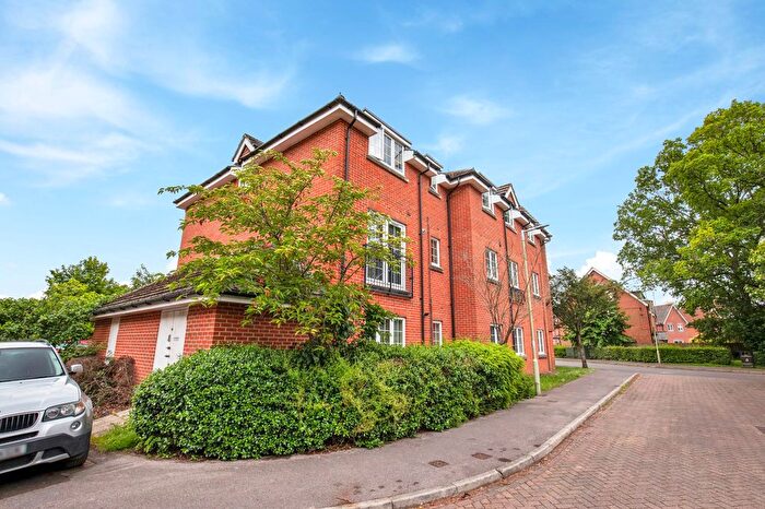 2 Bedroom Flat For Sale In Hawthorn Way, Lindford, GU35