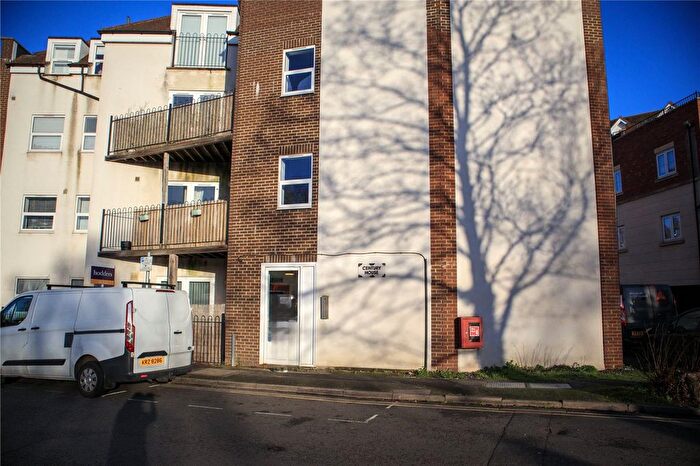 1 Bedroom Flat For Sale In Rosemount Avenue, West Byfleet, Surrey, KT14