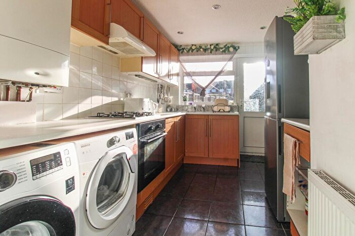 3 Bedroom Semi-Detached House For Sale In Winsford Avenue, Coventry, CV5