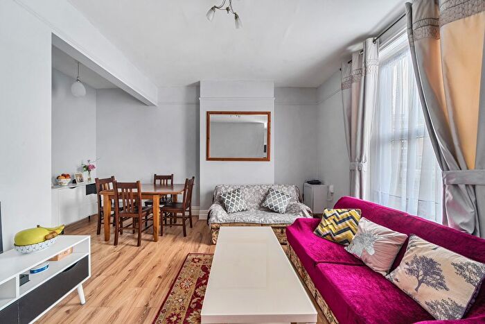 3 Bedroom Flat For Sale In Wandsworth Road, London, SW8