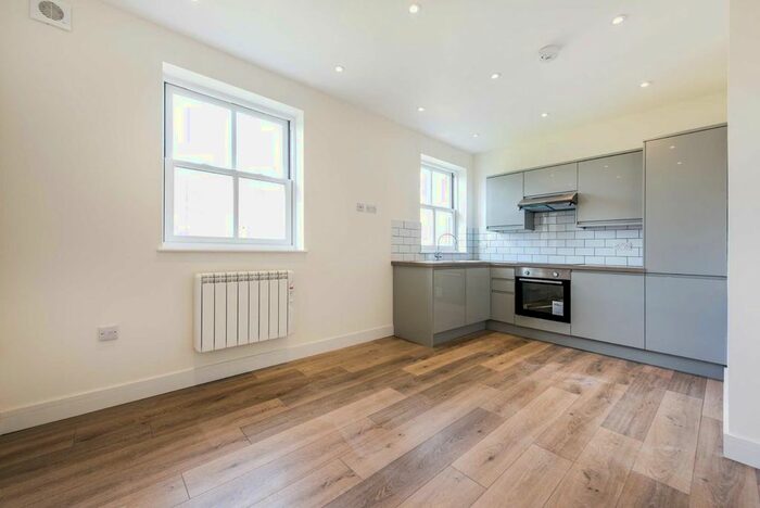 1 Bedroom Flat To Rent In Station Road, Hampton, TW12