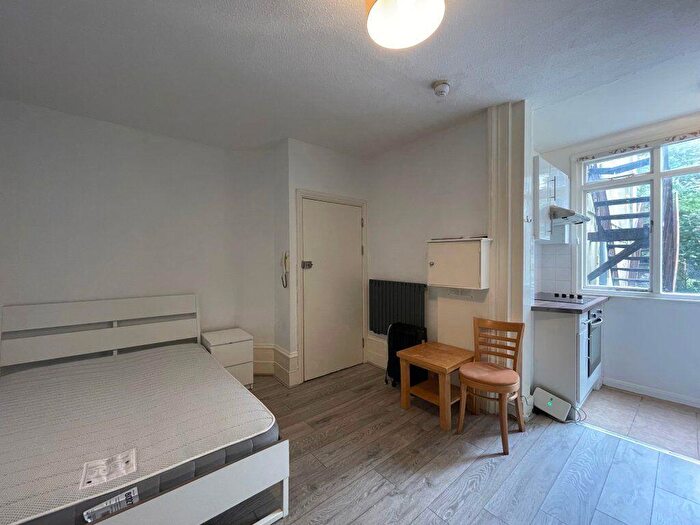 Flat To Rent In Brunswick Place -, BN3