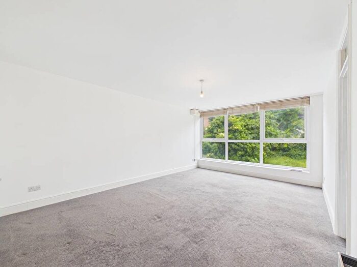 2 Bedroom Flat To Rent In Valley Road, Bromley, Kent, BR2