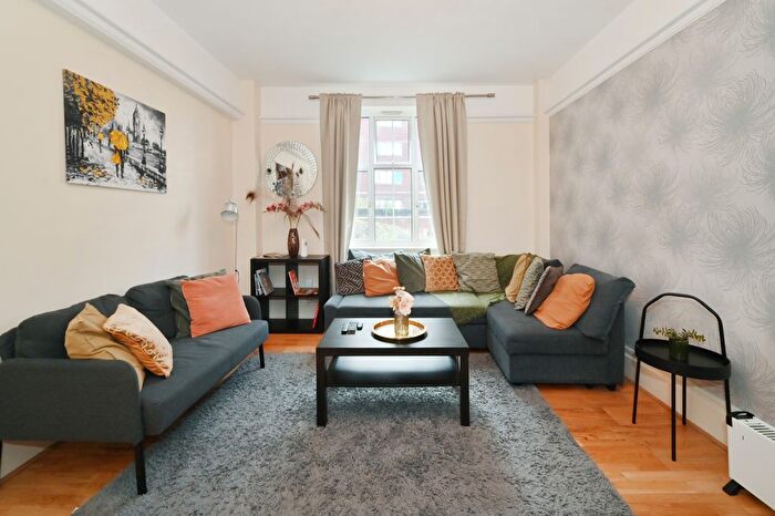 2 Bedroom Flat To Rent In Kensington High Street, London, W14