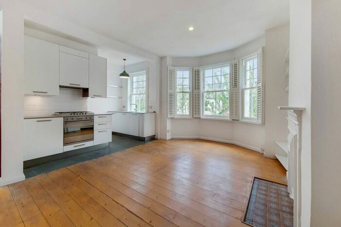 3 Bedroom Flat To Rent In Hackford Road, Stockwell, London, SW9