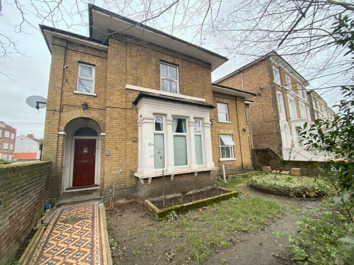 1 Bedroom Flat To Rent In Romford Road, Forest Gate, E7