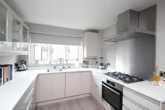 2 Bedroom Maisonette To Rent In Deans Close, Croydon, CR0