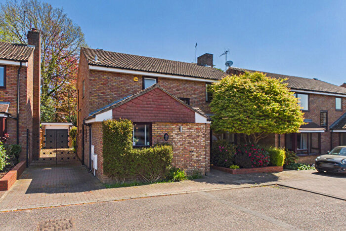 4 Bedroom Detached House For Sale In Linden Glade, Boxmoor, HP1