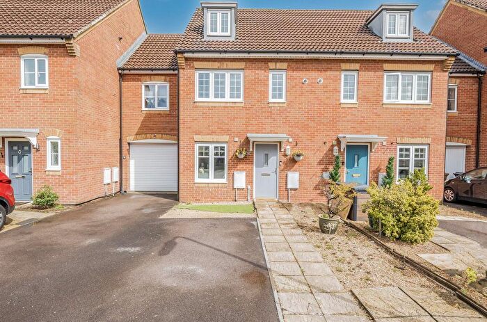 3 Bedroom Semi-Detached House For Sale In Folland Close, North Baddesley, Southampton, SO52
