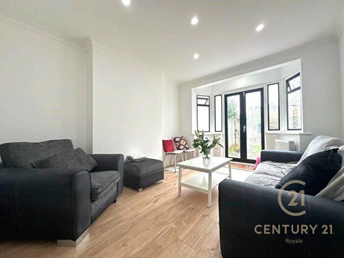 4 Bedroom Semi Detached House To Rent In Glebe Gardens New Malden, KT3