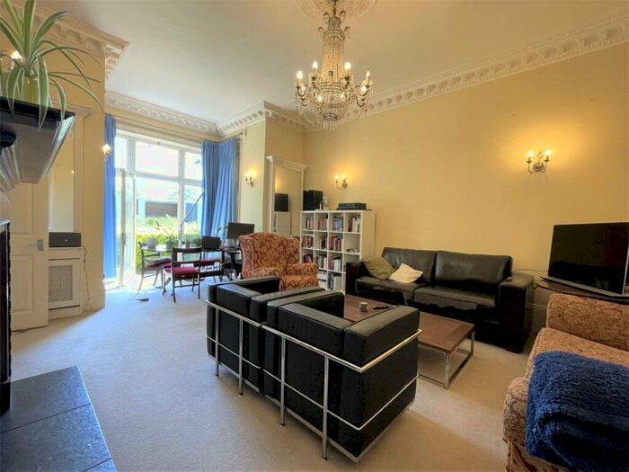 2 Bedroom Flat To Rent In Headingley Lane, Headingley, Leeds, LS6