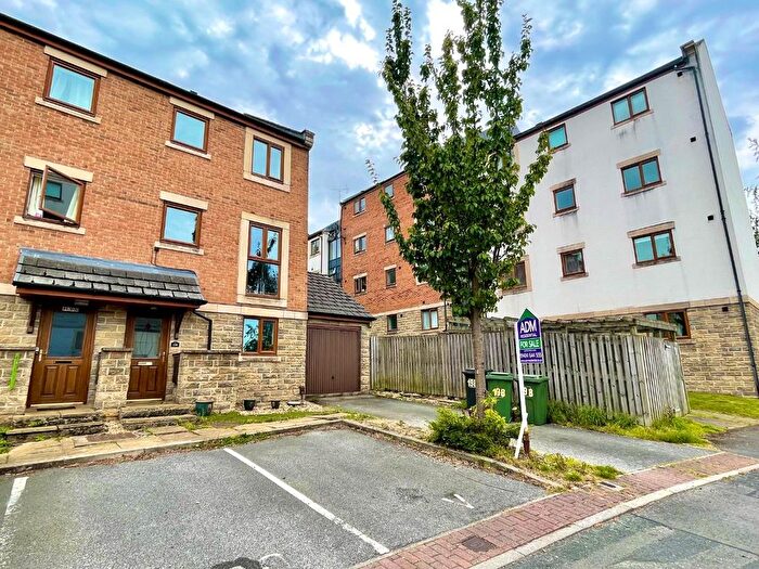 4 Bedroom End Terrace House For Sale In Greenlea Court, Huddersfield, HD5